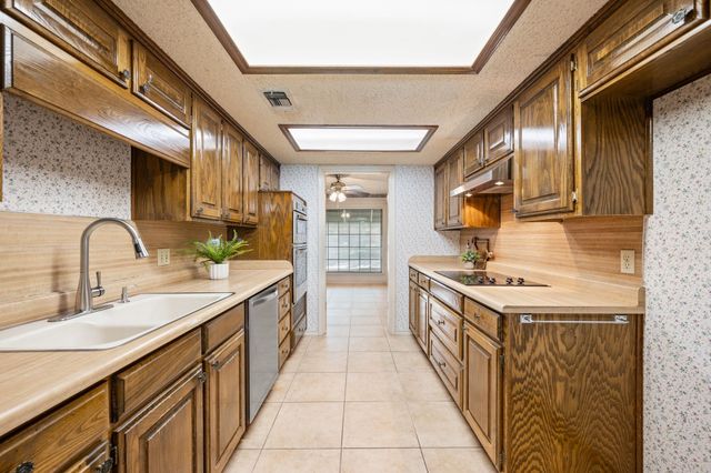 4321 Waycross Drive, Arlington, TX 76016