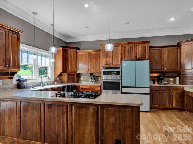 209 37th Avenue Place NW, Hickory, NC 28601