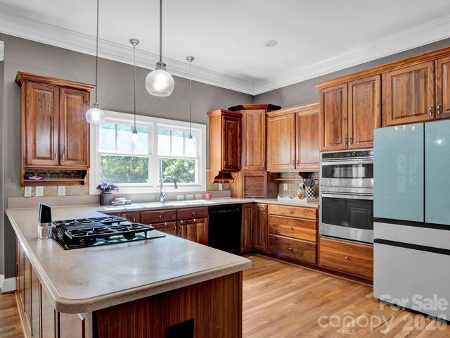 209 37th Avenue Place NW, Hickory, NC 28601