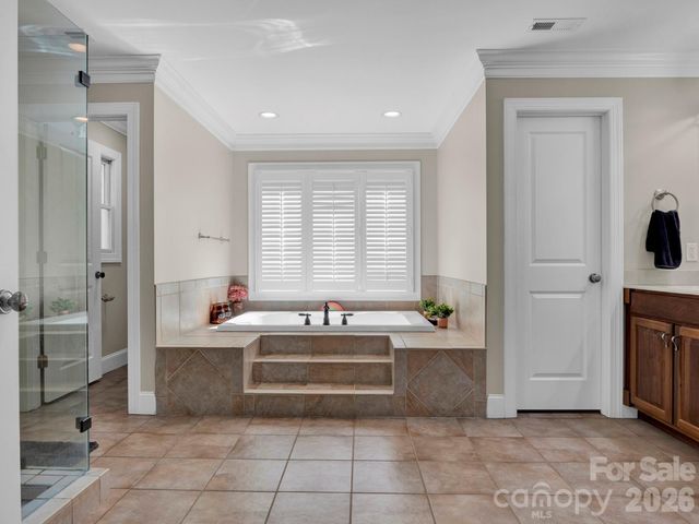 209 37th Avenue Place NW, Hickory, NC 28601