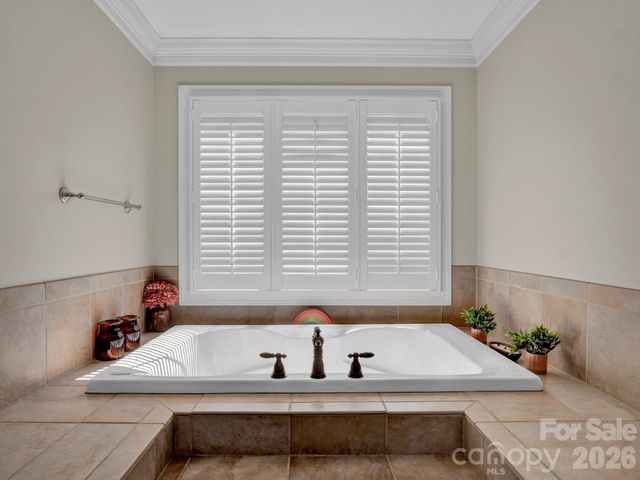 209 37th Avenue Place NW, Hickory, NC 28601