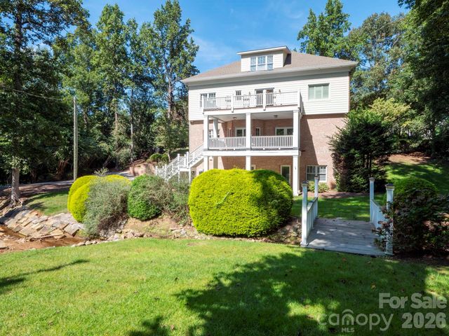 209 37th Avenue Place NW, Hickory, NC 28601