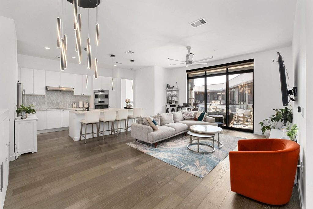 800 Embassy DR 609, Austin, TX 78702