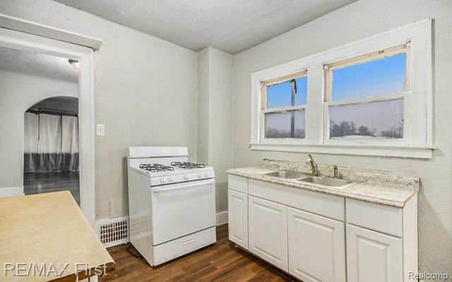 15457 Cloverlawn Avenue, Detroit, MI 48238