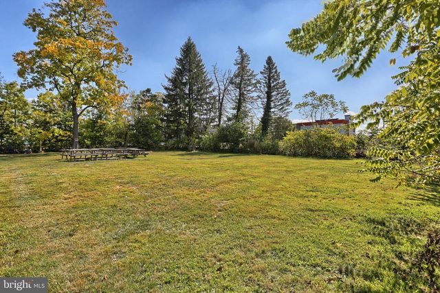 25 SHELBOURNE RD, Reading, PA 19606