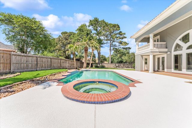 911 Sandy Beach Drive, Conroe, TX 77304