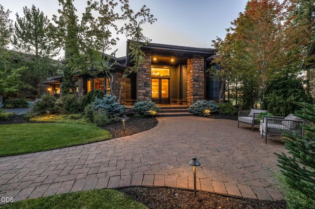 19275 Green Lakes Loop, Bend, OR 97702