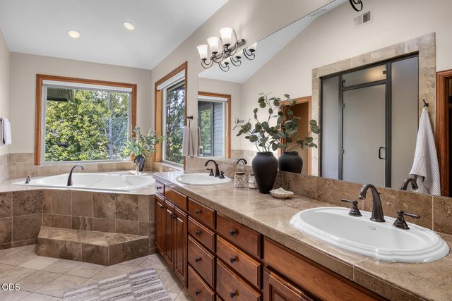 19275 Green Lakes Loop, Bend, OR 97702