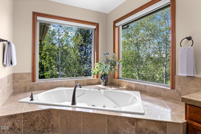 19275 Green Lakes Loop, Bend, OR 97702