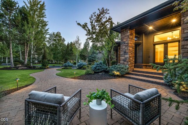 19275 Green Lakes Loop, Bend, OR 97702