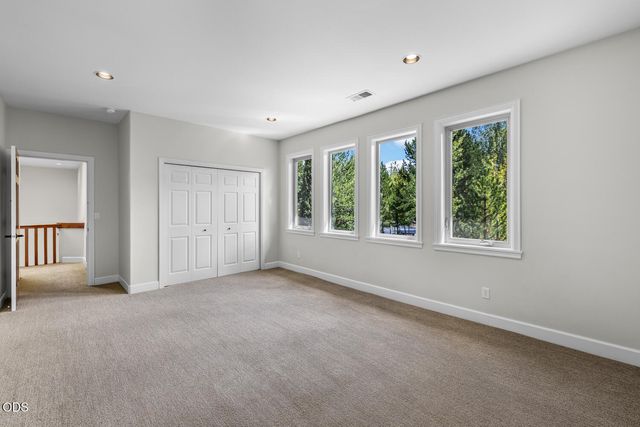 19275 Green Lakes Loop, Bend, OR 97702