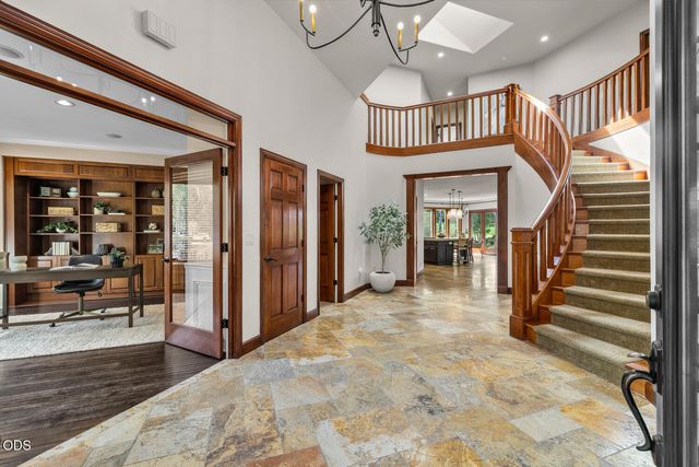 19275 Green Lakes Loop, Bend, OR 97702