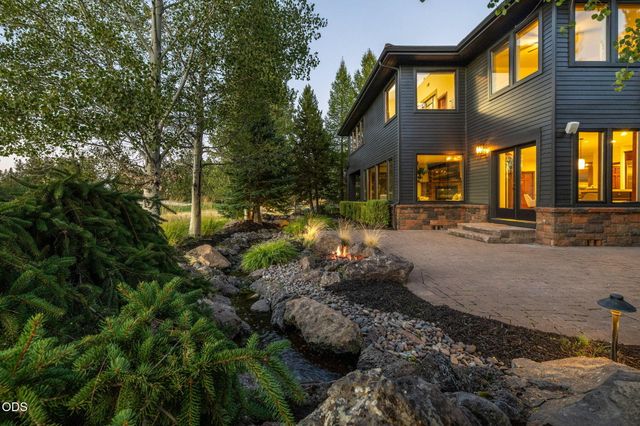19275 Green Lakes Loop, Bend, OR 97702