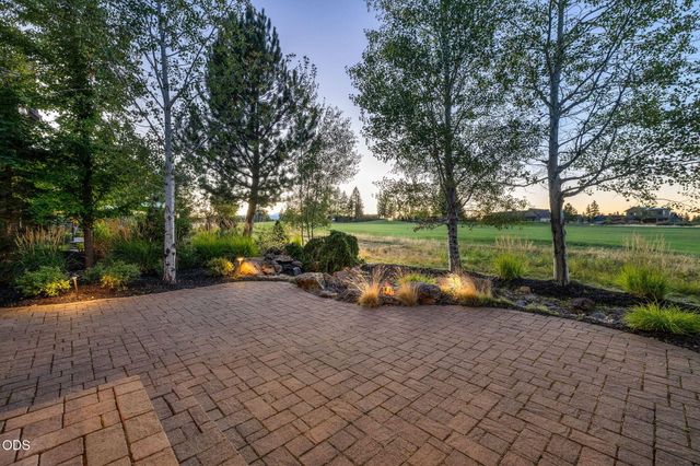 19275 Green Lakes Loop, Bend, OR 97702