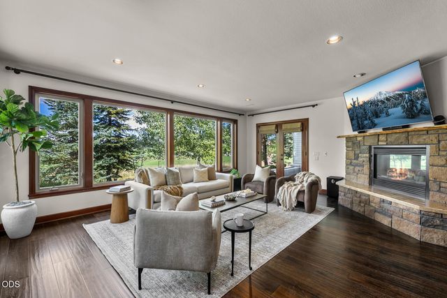 19275 Green Lakes Loop, Bend, OR 97702