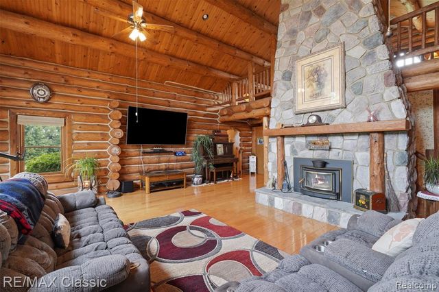 6900 Eveline Drive, Holly, MI 48442