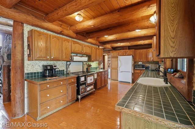 6900 Eveline Drive, Holly, MI 48442