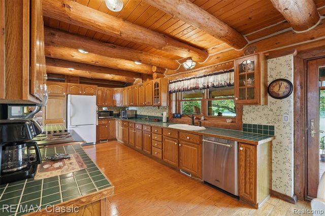 6900 Eveline Drive, Holly, MI 48442