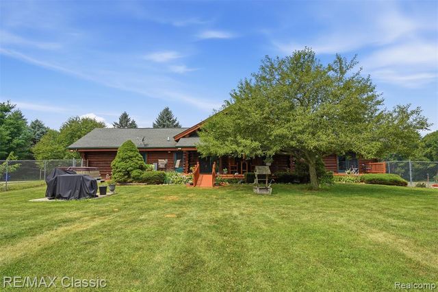 6900 Eveline Drive, Holly, MI 48442