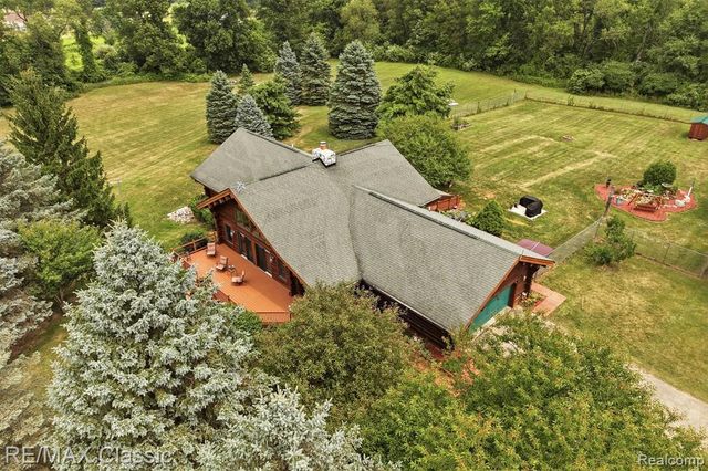 6900 Eveline Drive, Holly, MI 48442