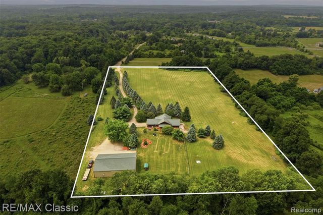 6900 Eveline Drive, Holly, MI 48442