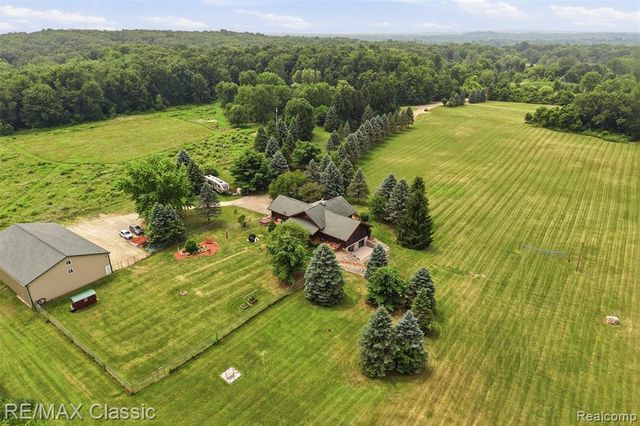 6900 Eveline Drive, Holly, MI 48442