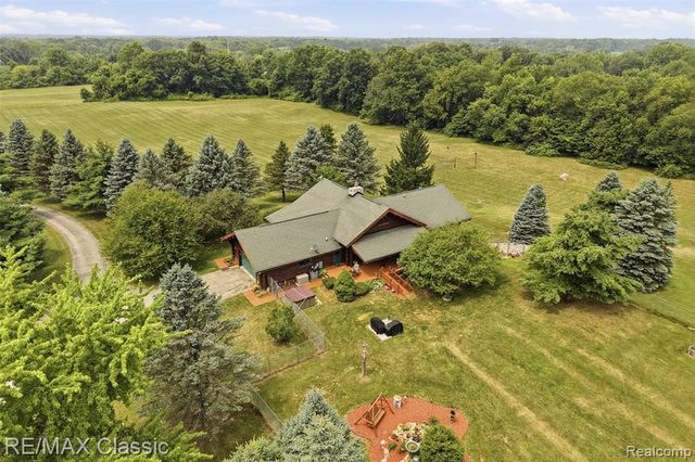 6900 Eveline Drive, Holly, MI 48442
