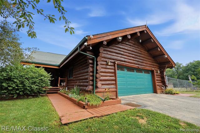 6900 Eveline Drive, Holly, MI 48442