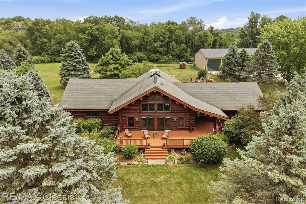 6900 Eveline Drive, Holly, MI 48442