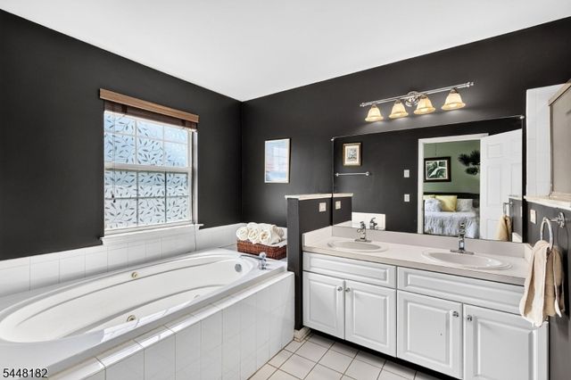 9 Briar Ln, Raritan Twp., NJ 08822