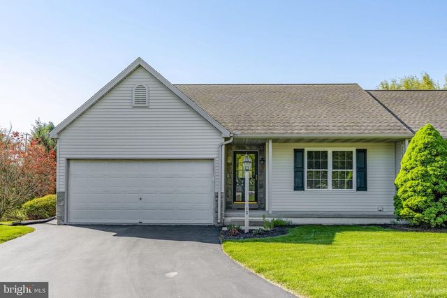 12 PEBBLE CREEK DR, Lititz, PA 17543