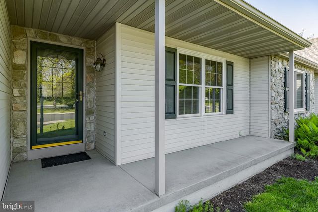 12 PEBBLE CREEK DR, Lititz, PA 17543