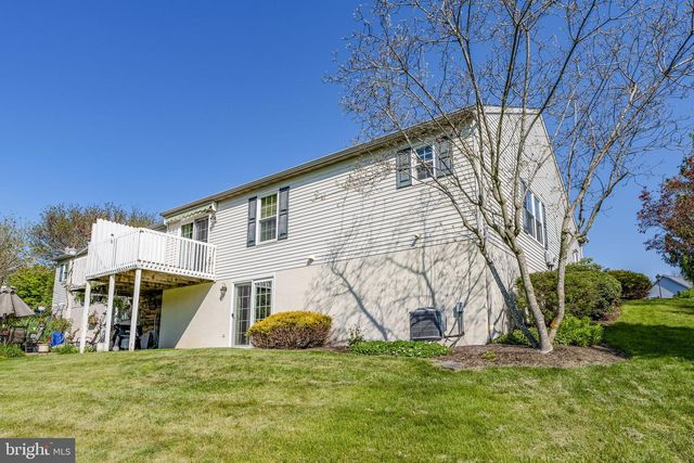 12 PEBBLE CREEK DR, Lititz, PA 17543