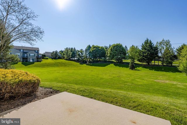 12 PEBBLE CREEK DR, Lititz, PA 17543