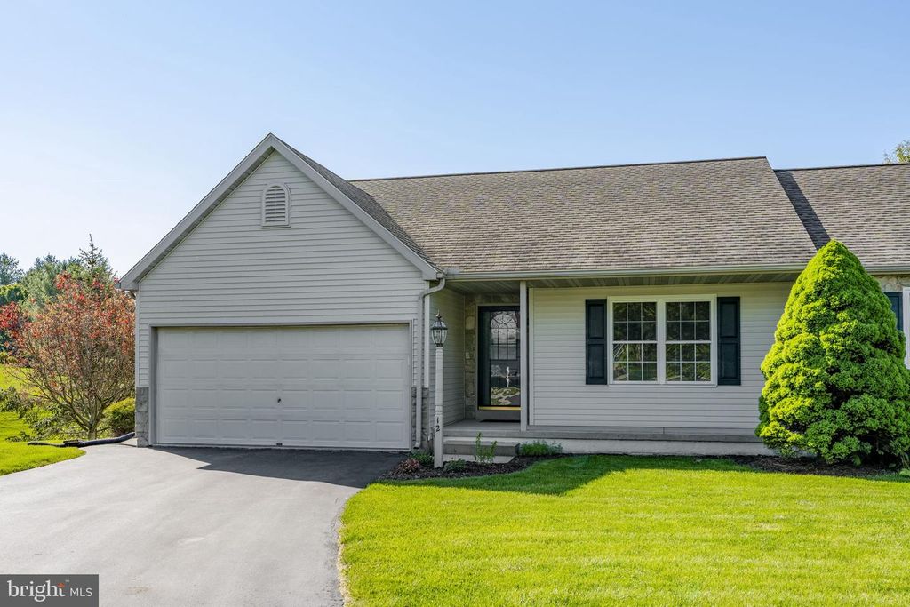 12 PEBBLE CREEK DR, Lititz, PA 17543