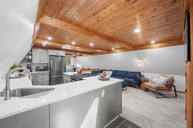 11665 Wilshire Dr, North Huntingdon, PA 15642