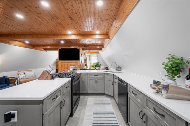 11665 Wilshire Dr, North Huntingdon, PA 15642