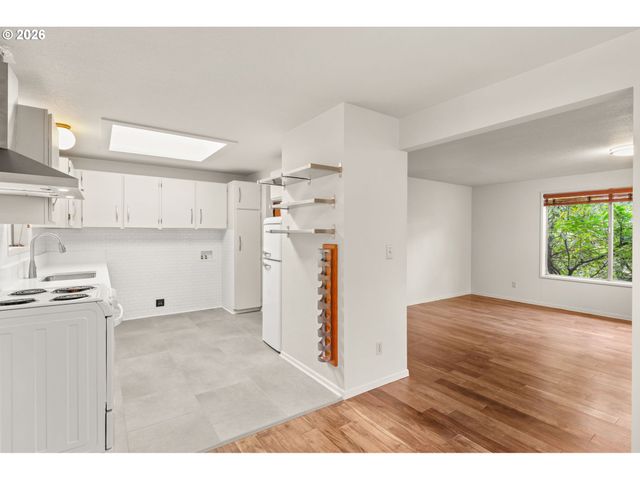 4222 Sw HUME St, Portland, OR 97219