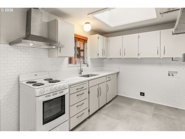 4222 Sw HUME St, Portland, OR 97219