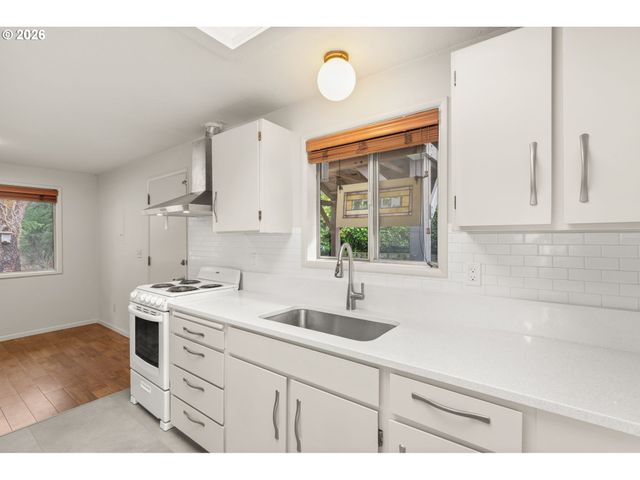 4222 Sw HUME St, Portland, OR 97219