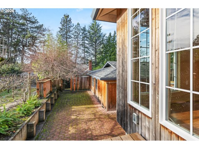 4222 Sw HUME St, Portland, OR 97219