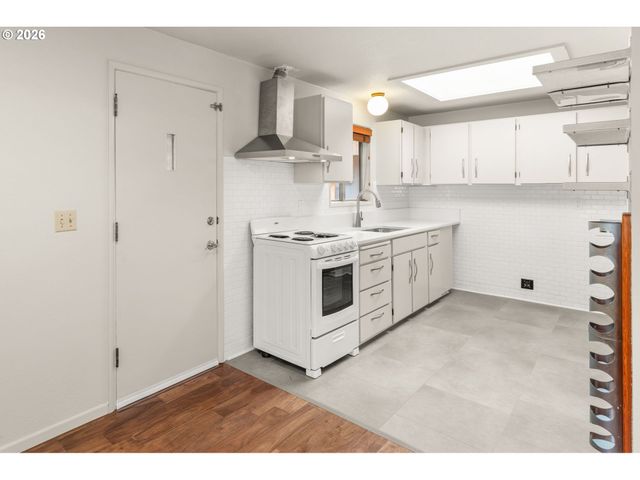 4222 Sw HUME St, Portland, OR 97219