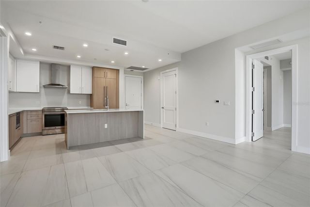 275 1ST AVE S 1008, St Petersburg, FL 33701