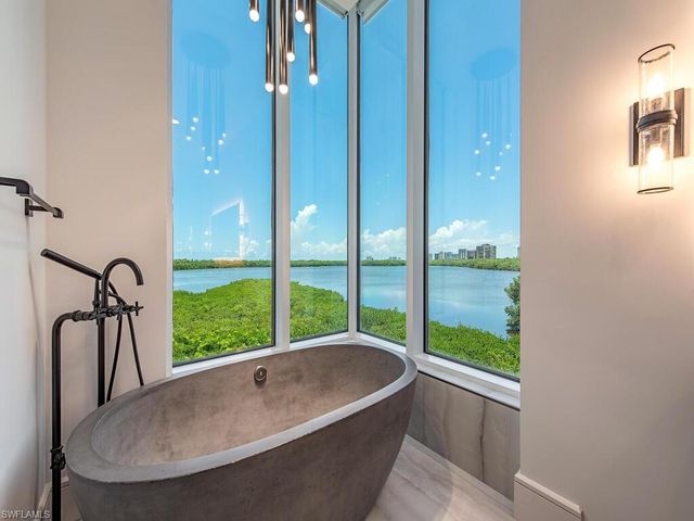 60 Seagate DR 305, Naples, FL 34103