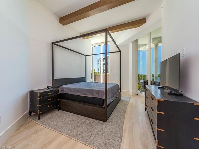 60 Seagate DR 305, Naples, FL 34103