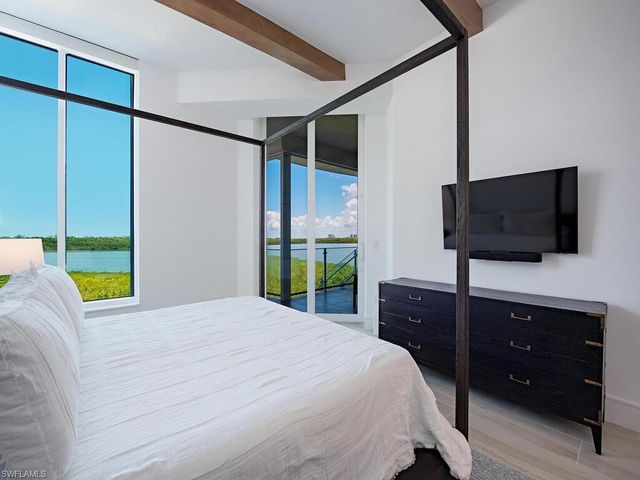 60 Seagate DR 305, Naples, FL 34103