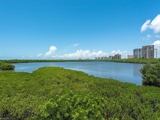 60 Seagate DR 305, Naples, FL 34103