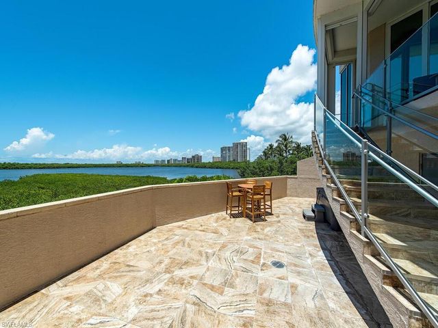 60 Seagate DR 305, Naples, FL 34103