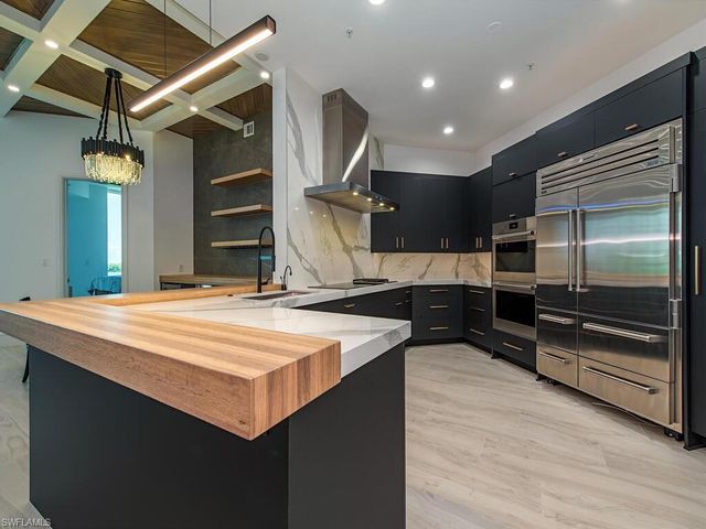 60 Seagate DR 305, Naples, FL 34103