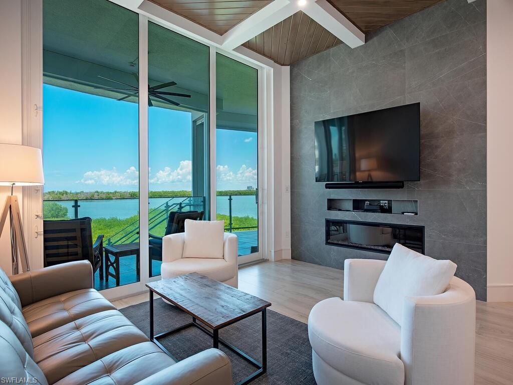 60 Seagate DR 305, Naples, FL 34103